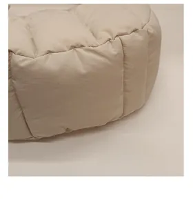 Détail de près du sac à bandoulière matelassé beige avec texture rembourrée