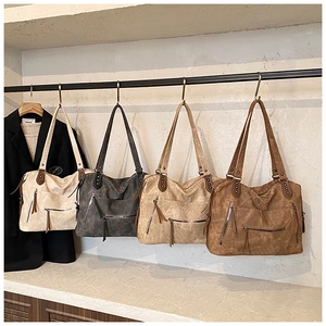 Série de cabas vintage en cuir délavé crème, gris, marron clair et couleur caramel