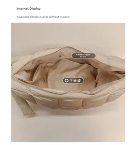 Vue intérieure du sac matelassé montrant le compartiment principal et la poche zippée
