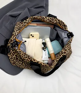 Vista dall'alto dell'ampio interno e della capacità della borsa con stampa leopardata