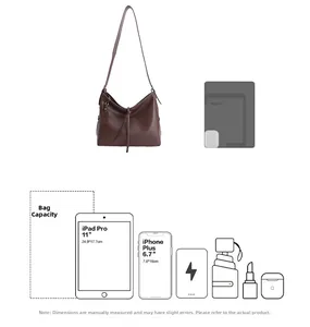 Détails du sac bandoulière marron montrant la capacité pour un iPad Pro de 11 pouces