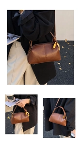 Détail du sac en cuir marron grainé avec ferrures dorées et forme vintage