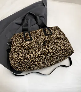 Dettaglio della borsa leopardata con tracolla nera e trama in tessuto leggero