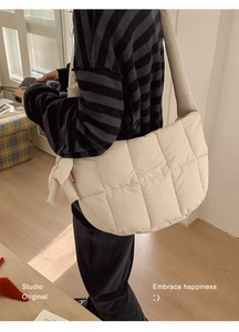 Détail du sac matelassé beige avec nœud latéral et large bandoulière de style décontracté