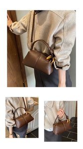 Vues détaillées d'un sac en cuir marron foncé avec des ferrures dorées