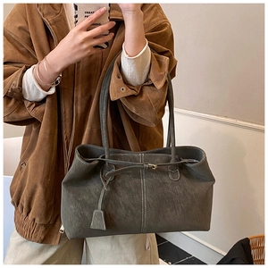 Détail du grand sac cabas gris foncé avec texture mate, surpiqûres et boucle en métal