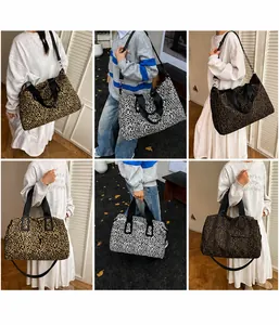 Tre borse tote con stampa leopardata in marrone, bianco e caffè con tracolle regolabili