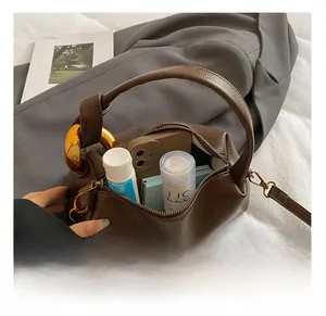 Détail de la capacité intérieure d'un sac oreiller vintage marron pour vos essentiels