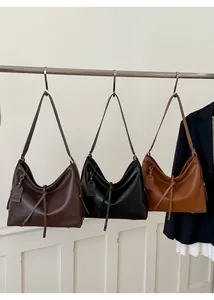 Vue détaillée des sacs hobo en simili cuir marron foncé, noir et caramel chic
