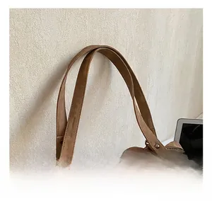 Détail du sac cabas marron vintage avec rivets métalliques et larges anses confortables