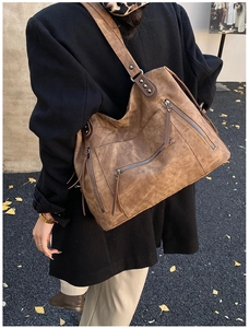 Détail du sac cabas marron vintage avec texture cuir vieilli et fermetures éclair