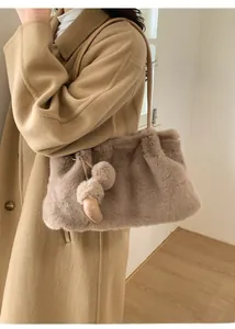 Détail du sac seau en peluche marron clair avec fourrure synthétique et breloque en corne