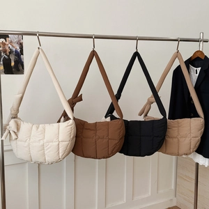 Sacs bandoulière matelassés minimalistes en quatre couleurs avec détail de nœud