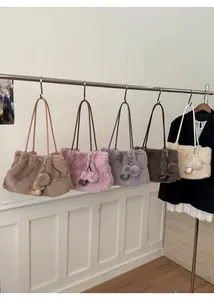 Detailansicht von fünf farbigen Plüsch-Einkaufstaschen mit flauschigen Pompons und Kunstpelz