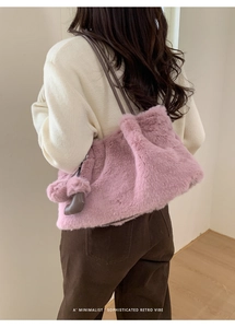 Rosa Plüsch-Einkaufstasche mit Lederriemen am Modell für einen stilvollen Look