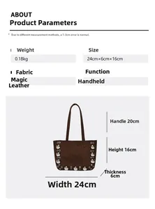 Détail du sac bandoulière en daim marron avec rivets argentés et anses de 20 cm