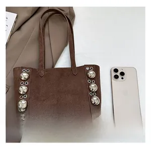 Détails du sac cabas vintage en daim marron foncé avec rivets punk argentés et œillets