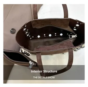 Détails de l'intérieur d'un sac en daim marron avec œillets et poche zippée interne