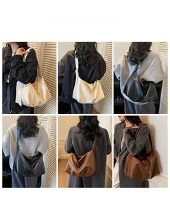 Dettaglio della grande borsa tote minimalista in tre colori con trama a drappeggio naturale