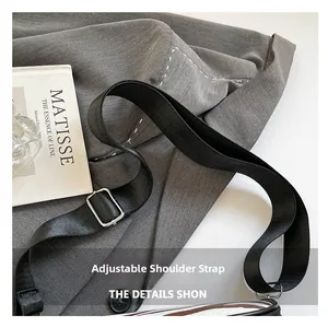 Details des verstellbaren schwarzen Web-Schultergurts mit Metallschnalle an einer Ledertasche