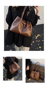 Détail du grand sac cabas marron foncé avec pompon en bois vintage et texture cuir
