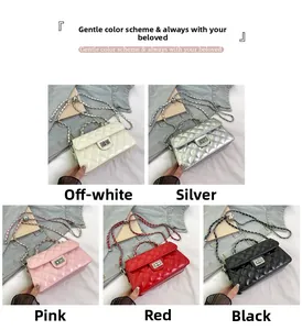 Sacs bandoulière matelassés en cinq couleurs avec chaînes métal et lanières cuir