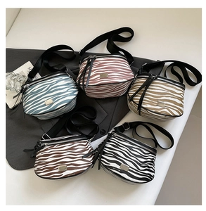 Draufsicht auf Satteltaschen mit Zebramuster in fünf Farben und breiten Trägern