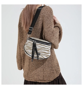 Detail der Satteltasche mit Zebramuster, Rückseite getragen auf braunem Strickpullover