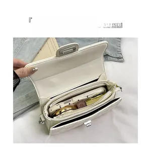 Vue détaillée du sac matelassé blanc montrant l'intérieur spacieux compartimenté