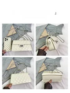 Détails d'un sac à chaîne blanc matelassé montrant les vues avant, arrière et base