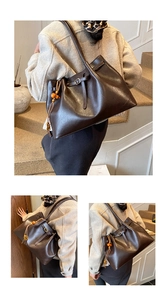 Détail d'un sac cabas marron foncé avec glands en cuir et perles en bois orange