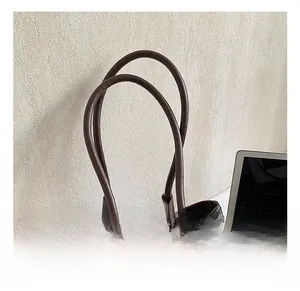 Détail des doubles anses longues d'un sac cabas en cuir marron foncé pour le quotidien