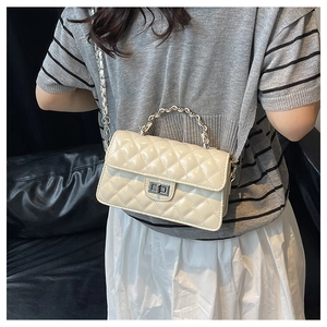 Vue arrière détaillée du sac matelassé beige avec chaîne et fermoir rotatif argenté
