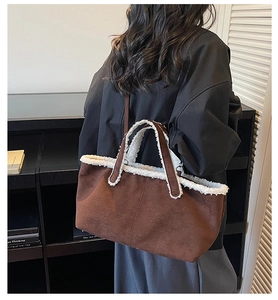 Détail du sac cabas en daim marron avec bordure en simili mouton et texture d'hiver