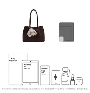 Détails de capacité d'un sac cabas en daim marron contenant un iPad et des accessoires