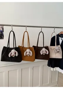 Grands sacs cabas en daim en quatre couleurs avec boucles décoratives et pompons