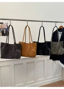 Primer plano de bolsos tote de ante en cuatro colores con minibolsos a juego