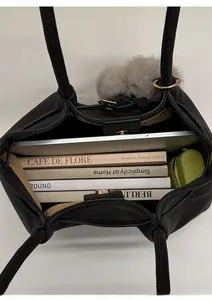 Vue de dessus du grand sac cabas en daim noir montrant l'intérieur spacieux avec PC