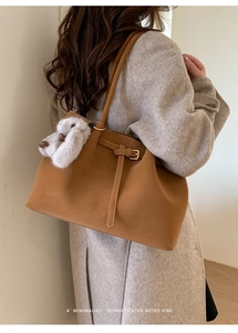 Vue détaillée du sac cabas en cuir marron caramel avec un charmant lapin en peluche