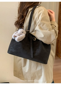 Mannequin portant un grand sac cabas en suédine noire avec pendentif lapin mignon