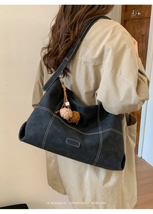 Elegante bolso tote de ante negro con costuras en contraste y parche de moda