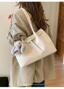 Grand sac cabas blanc avec boucle métallique dorée et breloque lapin en peluche
