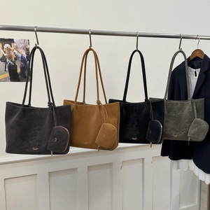 Bolso tote retro de ante sintético en cuatro colores con mini monedero a juego