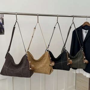 Bolso tote retro de antelina en cuatro colores con cuentas étnicas y costuras decorativas