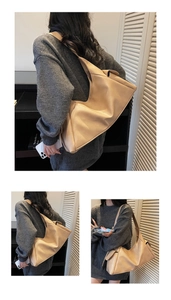 Détail du sac à épaule beige minimaliste en similicuir mat avec un design à plis souples