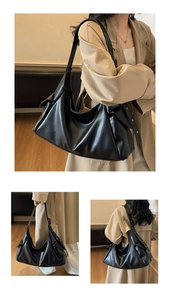Détail d'un grand sac à bandoulière noir en cuir mat avec large sangle réglable