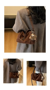 Detailansicht der dunkelbraunen Wildleder-Schultertasche mit flauschigem Monster-Anhänger
