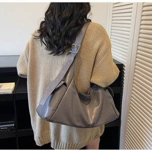 Grand sac fourre-tout gris-violet avec large bandoulière réglable et boucle métal