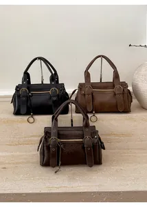Vue détaillée de sacs Boston vintage en noir, marron et café foncé en cuir synthétique