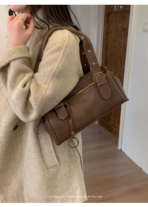 Sac bowling rétro marron minimaliste en cuir texturé avec boucle en métal détaillée